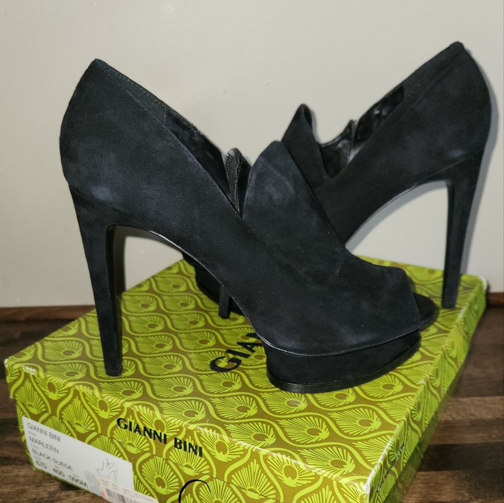 Gianni Bini black suede pumps